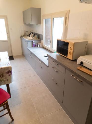 virtuve, Maison conviviale avec jardin à Raslay, 80 m² (Maison conviviale avec jardin a Raslay, 80 m²) in Morton (Poitou-Charentes)