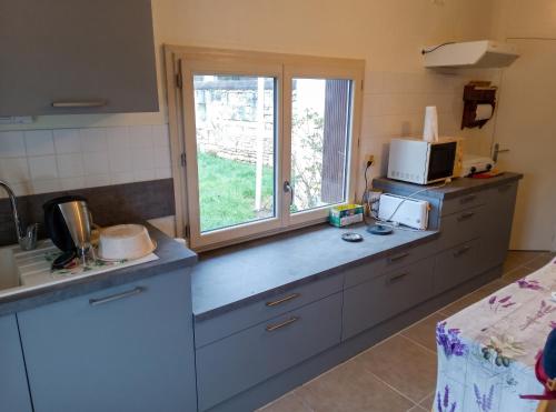 virtuve, Maison conviviale avec jardin à Raslay, 80 m² (Maison conviviale avec jardin a Raslay, 80 m²) in Morton (Poitou-Charentes)