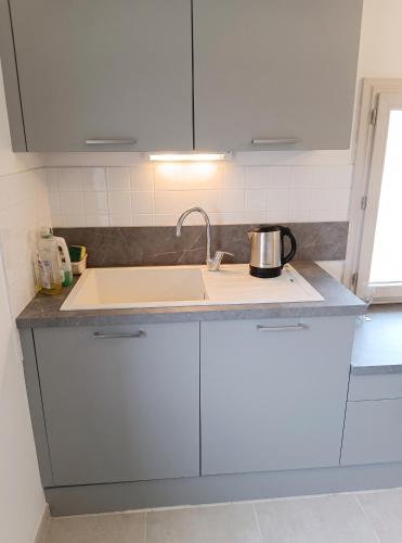 virtuve, Maison conviviale avec jardin à Raslay, 80 m² (Maison conviviale avec jardin a Raslay, 80 m²) in Morton (Poitou-Charentes)