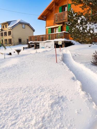 Chalet spacieux avec jardin à La Longeville (Chalet spacieux avec jardin a La Longeville) in Montbenoit