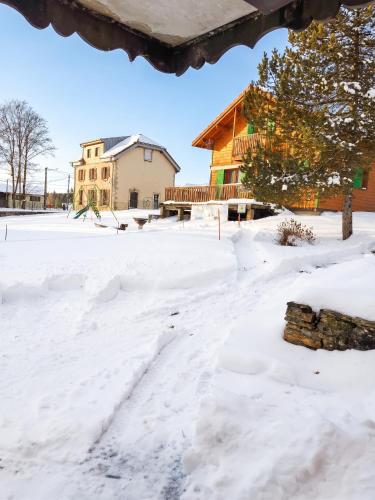 Chalet spacieux avec jardin à La Longeville (Chalet spacieux avec jardin a La Longeville) in Montbenoit
