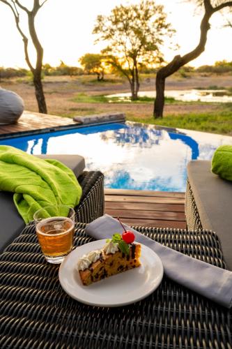 Peldbaseins, Onguma Tented Camp in Mokuti Lodge