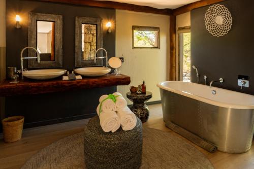 Vannas istaba, Onguma Tented Camp in Mokuti Lodge