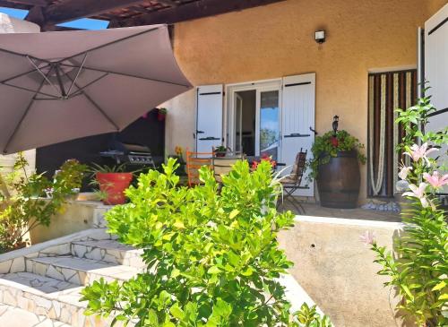 Balkons/terase, Maison de charme à Autignac avec vue sur jardin et montagne (Maison de charme a Autignac avec vue sur jardin et montagne) in Autignac