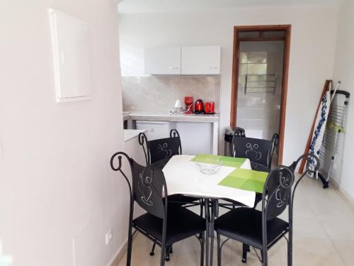 ห้องพัก, Studio tout confort à Sainte-Anne - 39 m² - Vue sur jardin (Studio tout confort a Sainte-Anne - 39 m² - Vue sur jardin) in เบราร์ด