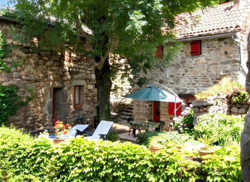 Dārzs, Maison cosy avec vue sur la montagne à Dompnac, cheminée (Maison cosy avec vue sur la montagne a Dompnac, cheminee) in Valgorge
