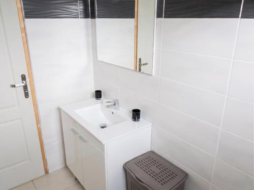 ห้องน้ำ, Bungalow cosy à Sainte-Anne avec vue jardin (Bungalow cosy a Sainte-Anne avec vue jardin) in มาเร่ เกลลาร์ด