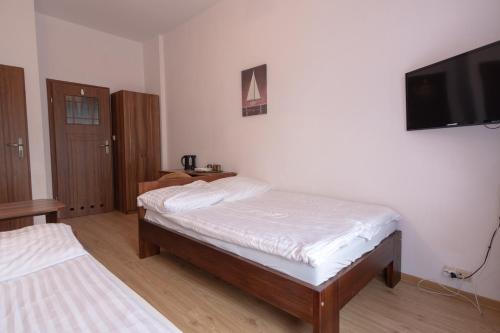 1 double bed, 1 twin bed