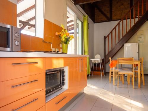 virtuve, Bungalow confortable près de Sainte-Anne, 42 m² avec terrasse (Bungalow confortable pres de Sainte-Anne, 42 m² avec terrasse) in Mare Galjarda