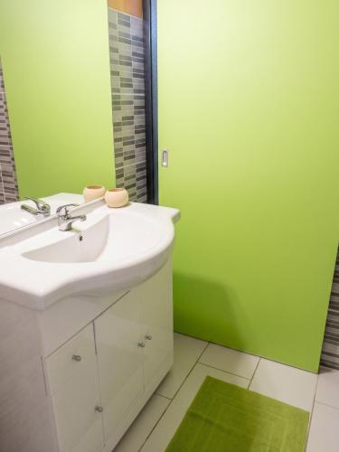 Vannas istaba, Bungalow confortable près de Sainte-Anne, 42 m² avec terrasse (Bungalow confortable pres de Sainte-Anne, 42 m² avec terrasse) in Mare Galjarda