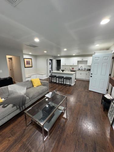 Konyha, Charming 3BR Bungalow 10 min to Midtown & Stadium in Collier Heights