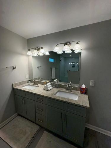 Fürdőszoba, Charming 3BR Bungalow 10 min to Midtown & Stadium in Collier Heights