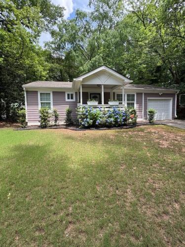 A szálláshely kívülről, Charming 3BR Bungalow 10 min to Midtown & Stadium in Collier Heights