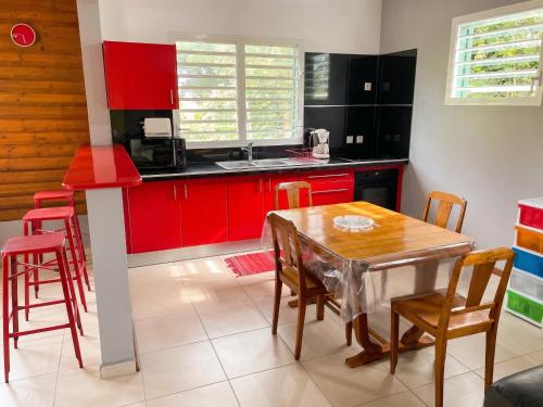 ห้องครัว, Appartement spacieux à Sainte-Rose, 70 m² avec jardin (Appartement spacieux a Sainte-Rose, 70 m² avec jardin) in ซานต์ โรเซ