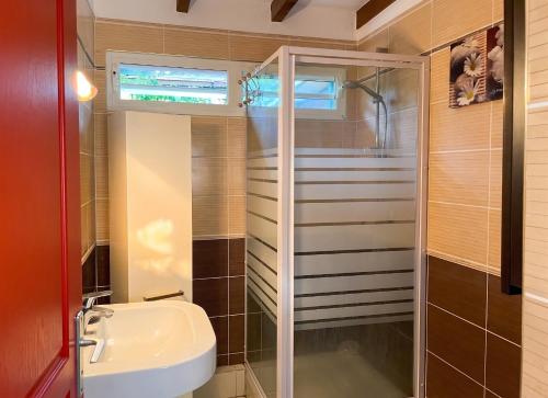 ห้องน้ำ, Appartement spacieux à Sainte-Rose, 70 m² avec jardin (Appartement spacieux a Sainte-Rose, 70 m² avec jardin) in ซานต์ โรเซ