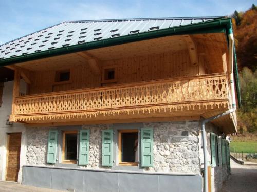 Maison Verte Large Chalet with Hot Tub