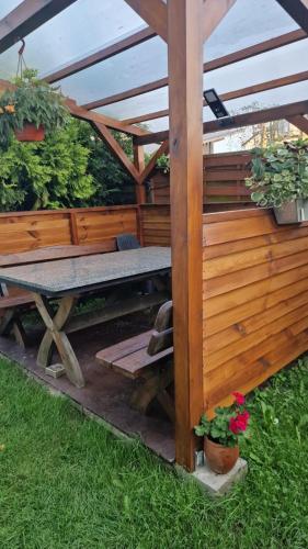 Сад, Cottage całoroczne Jacuzzi (Cottage caloroczne Jacuzzi) in Зблєво