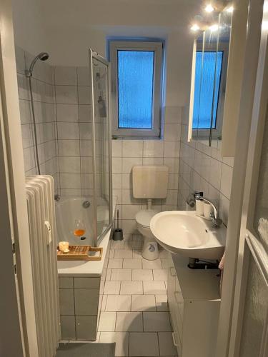 Fürdőszoba, Cozy apartment next to Zoo Park in Düsseltal