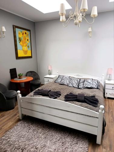 1 queen bed, 1 twin bed