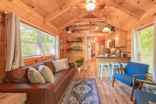 Ryon Tiny Home Cabin City-side Rustic Retreat - Chattanooga