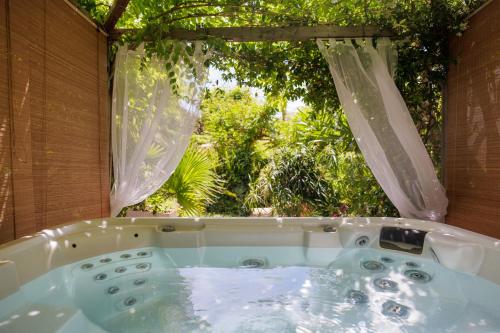 Pezsgőfürdő, Hotel La Villa Sainte Valerie Adults Only in Juan-les-pins