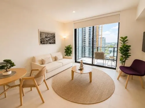 Stylish 1 Bedroom Apartment with Balcony and Citi Views in Downtown photo 2