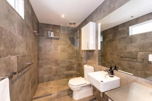 Stylish 3-bed Unit in the Heart of Melbourne CBD! - image 3