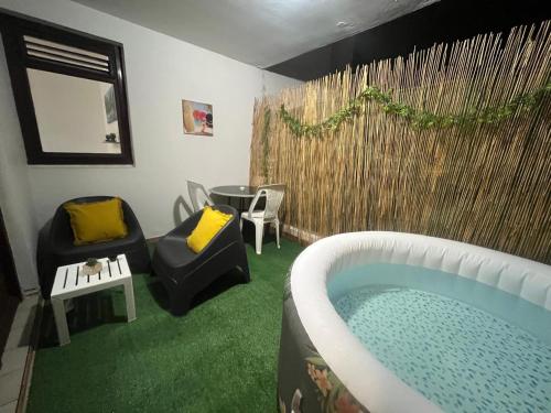 Joli F2 climatisé avec Jacuzzi - La Jacinthe (Joli F2 climatise avec Jacuzzi - La Jacinthe) in Ducos