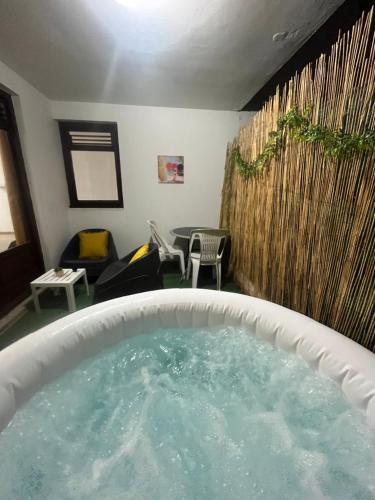 Joli F2 climatisé avec Jacuzzi - La Jacinthe (Joli F2 climatise avec Jacuzzi - La Jacinthe) in Ducos