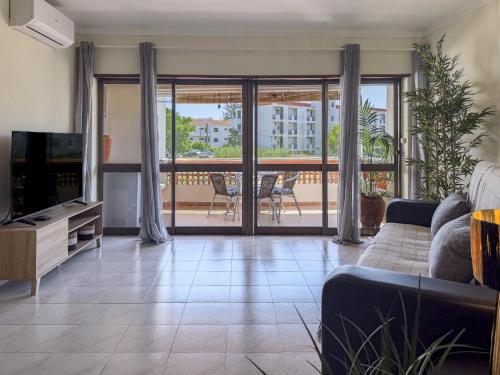 #411 Sunny 1BR Apartment Near the Beach - image 4