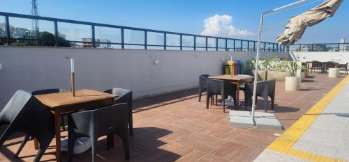 Balcony/terrace, Modern Apartment with Pool and Parking in Rio de Janeiro in Sao Francisco Xavier