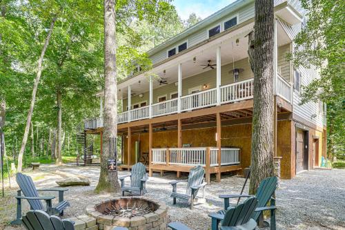 Riverfront Lake Lure Lodge w/ Fire Pit & Hot Tub! in Green Hill