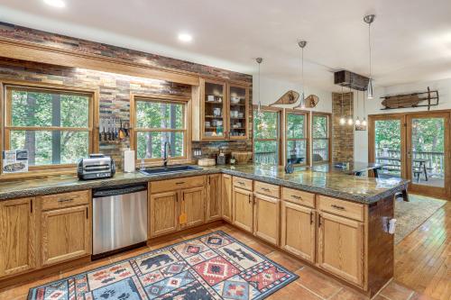 Riverfront Lake Lure Lodge w/ Fire Pit & Hot Tub! in Green Hill