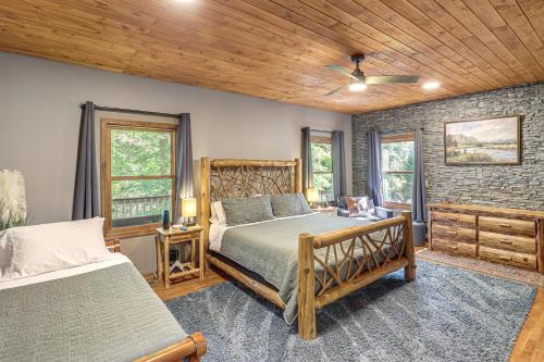 Riverfront Lake Lure Lodge w/ Fire Pit & Hot Tub! in Green Hill