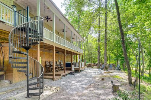 Riverfront Lake Lure Lodge w/ Fire Pit & Hot Tub! in Green Hill