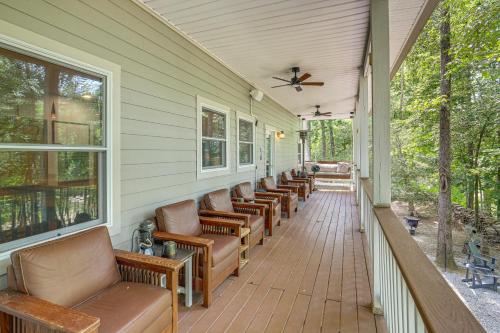 Riverfront Lake Lure Lodge w/ Fire Pit & Hot Tub! in Green Hill