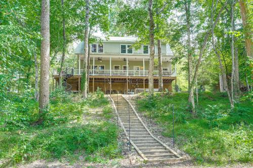 Riverfront Lake Lure Lodge w/ Fire Pit & Hot Tub! in Green Hill
