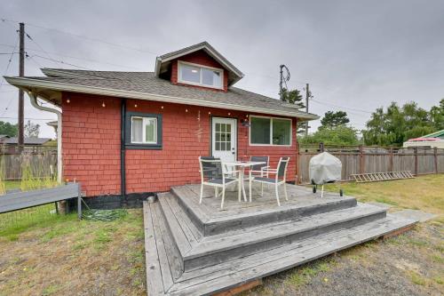 Walk to Shore! Long Beach Home w/ Fire Pit in Ilwaco (WA)
