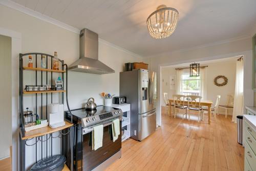 Walk to Shore! Long Beach Home w/ Fire Pit in Ilwaco (WA)