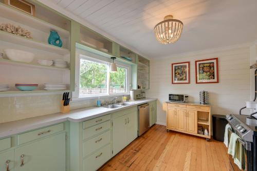Walk to Shore! Long Beach Home w/ Fire Pit in Ilwaco (WA)