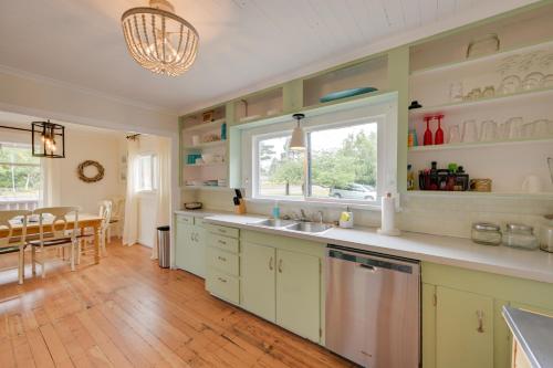 Walk to Shore! Long Beach Home w/ Fire Pit in Ilwaco (WA)