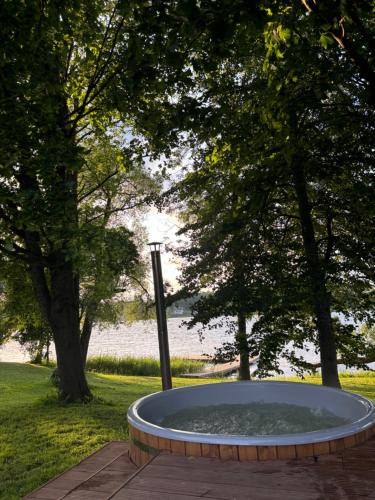 Pezsgőfürdő, Brīvdienu māja Daugavas vītoli (Brivdienu maja Daugavas vitoli) in Jaunjelgava
