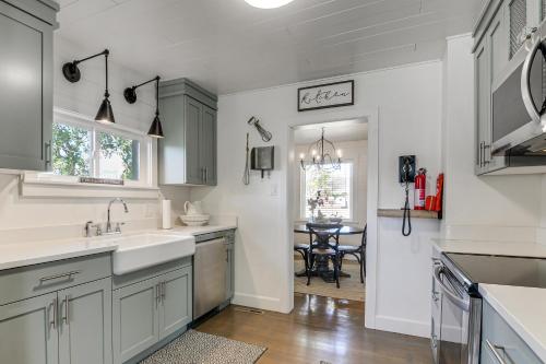 Cozy Farmhouse-Style Cottage by Mighty 5 Ntl Parks in Circleville (UT)