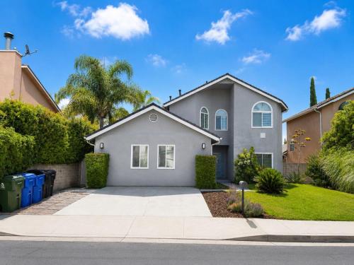 Cozy 2 Levels Home W/ Fireplace & Yard! in Tarzana