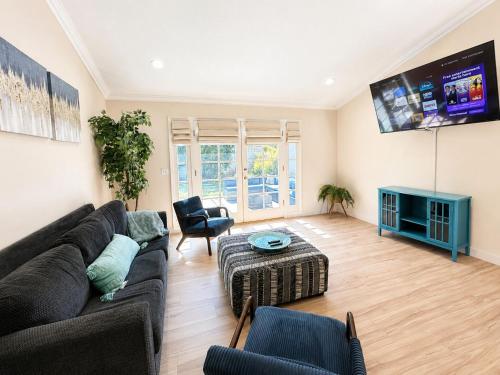 Cozy 2 Levels Home W/ Fireplace & Yard! in Tarzana