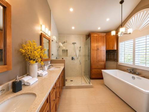 Cozy 2 Levels Home W/ Fireplace & Yard! in Tarzana