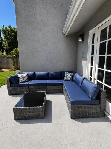 Cozy 2 Levels Home W/ Fireplace & Yard! in Tarzana