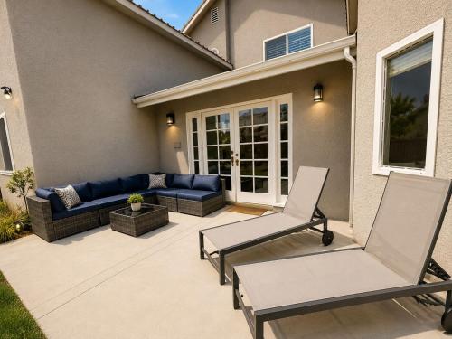 Cozy 2 Levels Home W/ Fireplace & Yard! in Tarzana