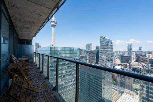 CN Tower View Condo - Balcony WiFi & Workspace