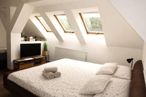 1 queen bed, 1 twin bed